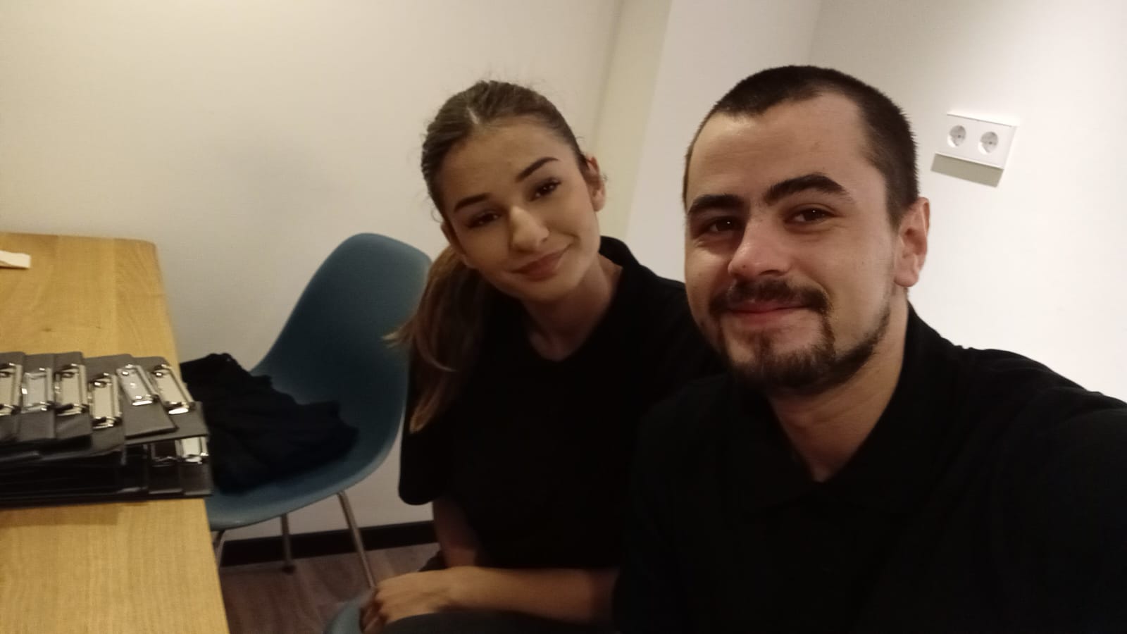 Candidați fericiți după semnarea contractului